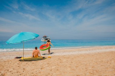 Mutlu çift Yunanistan 'da dinleniyor Mutlu plaj fotokopi alanı