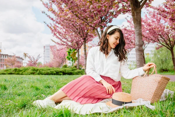 Mooie Vrouw Zitten Deken Onder Bloeiende Sakura Boom Voorjaar Seizoen — Stockfoto