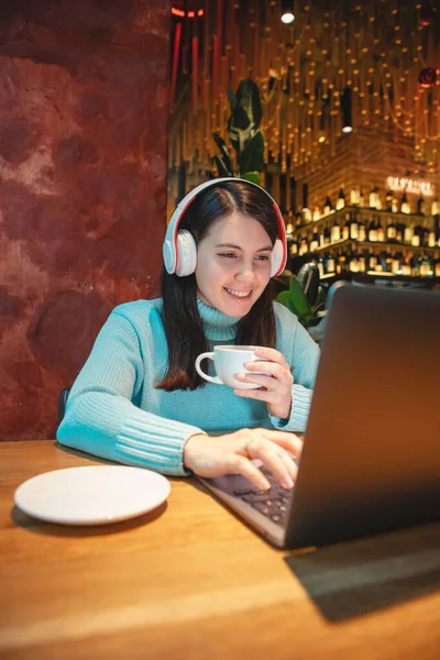 Woman Freelancer Working Laptop Cafe Drinking Tea Eating Burger Copy — Stock Photo, Image