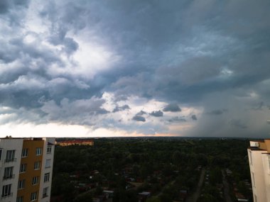 Şehrin üzerinde bulutlu fırtınalı bulutlar Kopyalama alanı
