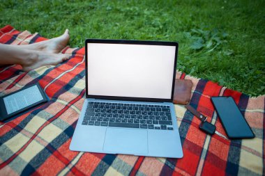 Beyaz ekran kopyalama alanı olan bir laptop. Bağımsız iş