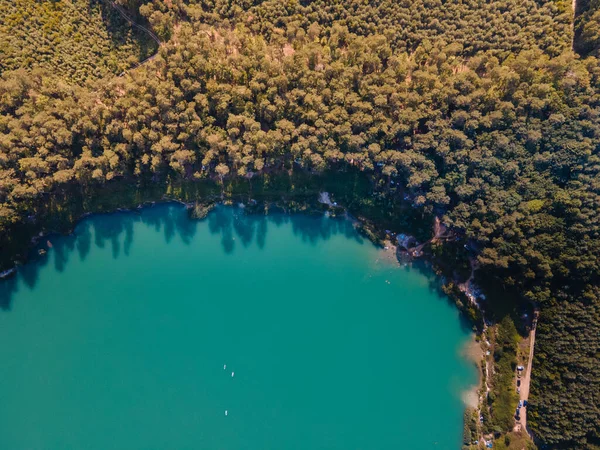 Luftaufnahme Des Sees Mit Blauem Wasser Waldnähe — Stockfoto