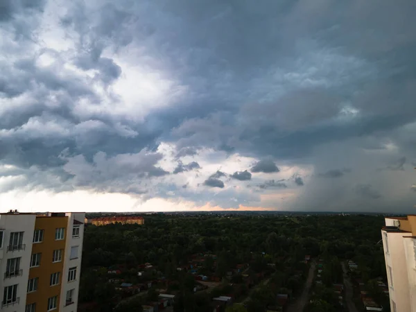 Gewitterwolken Über Der Stadt — Stockfoto