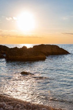 Soldaki adada gün batımı Porto Katsiki Sahili Yunanistan