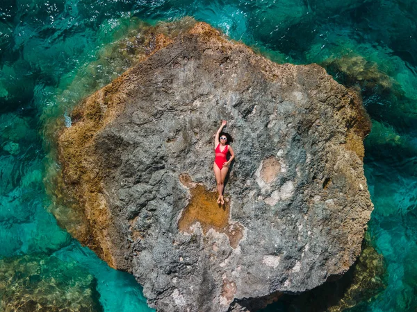 Directamente Encima Mujer Traje Baño Rojo Roca Rodeada Por Mar — Foto de Stock