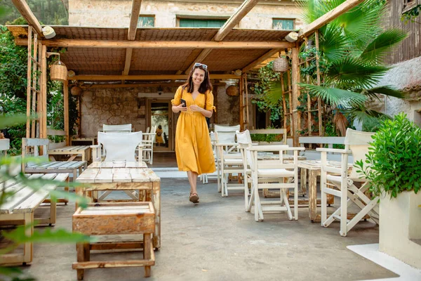 Mulher Viajante Feliz Vestido Amarelo Andando Pelo Terraço Café — Fotografia de Stock