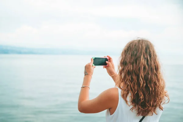 Woman Taking Picture Sea Phone Copy Space — Stock Photo, Image