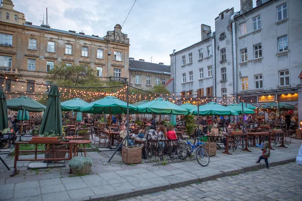Lviv Ukraine May 2021 People Outdoors Street Cafe Flexing Talking — Stock Photo, Image