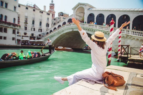 Woman Sitting Rialto Bridge Venice Italy Looking Grand Canal Gondolas — Stock Photo, Image