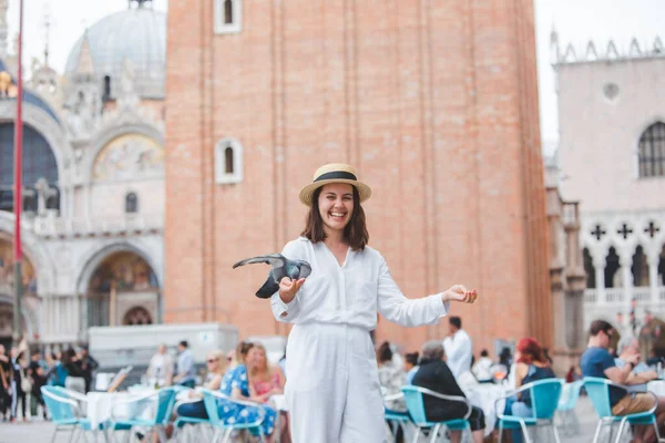 Woman White Clothes Straw Hat Having Fun Pigeons Venice City — Stock Photo, Image