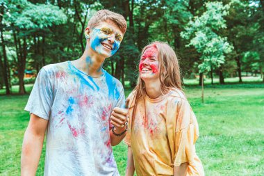 Genç ve güzel bir çift Holi festivalinde eğleniyor. Bahar Festivali