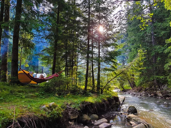 Mulher Descansando Deitado Rede Local Acampamento Férias Verão Floresta Verde — Fotografia de Stock