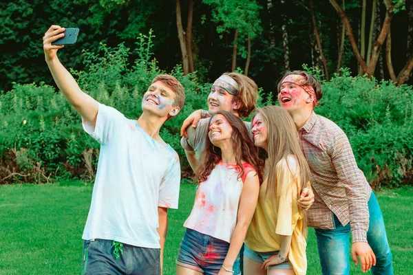 Kamarádi Holi Festu Berou Selfieho Telefonu Bavte — Stock fotografie