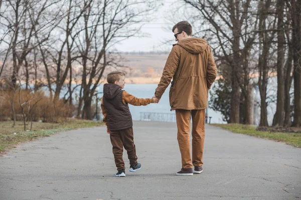 Πατέρας Και Γιος Περπατούσαν Στο Πάρκο Κρατώντας Χέρια Οπίσθια Όψη — Φωτογραφία Αρχείου