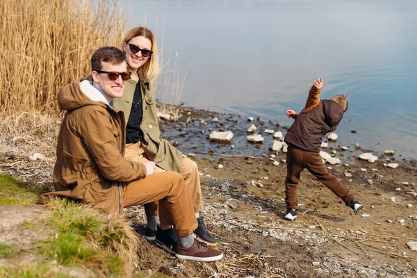 Baba Küçük Oğluna Suya Taş Atmayı Öğretiyor Genç Bir Aile — Stok fotoğraf