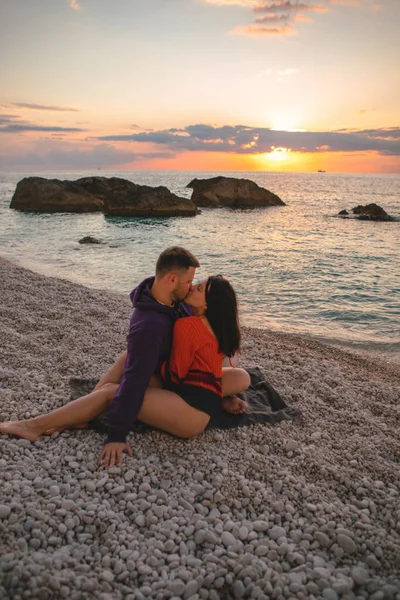 Coppia Amanti Spiaggia Godendo Tempo Insieme Tramonto Sopra Mare Grecia — Foto Stock