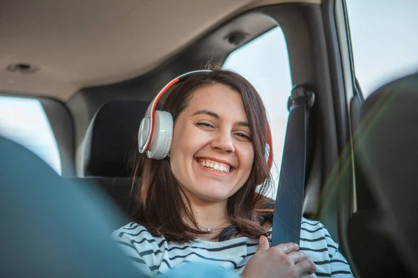 Женщина Сидящая Заднего Сидящего Автомобиля Слушает Музыку Местом Копирования Гарнитуры — стоковое фото