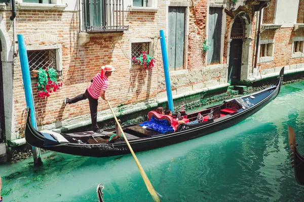 Italy Venice May 2019 People Gondola Taking Tour Canal Summer — Stock Photo, Image