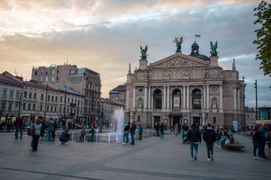 Lviv, Ukrayna - 14 Mayıs 2021: İnsanlar opera binası çeşmesinin önünde şehir meydanından yürüyorlar