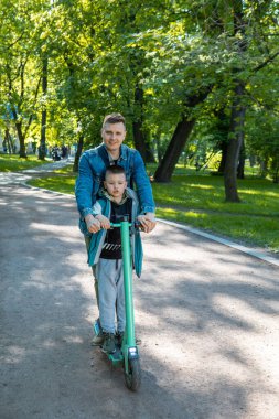 Baba oğul kiralık elektrikli scooter kopyalama alanı