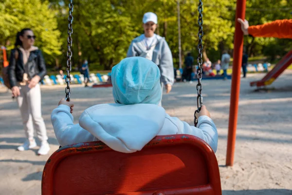 Annesi Çocuğu Şehir Parkında Çocuklar Salıncakta Sallanıyor — Stok fotoğraf