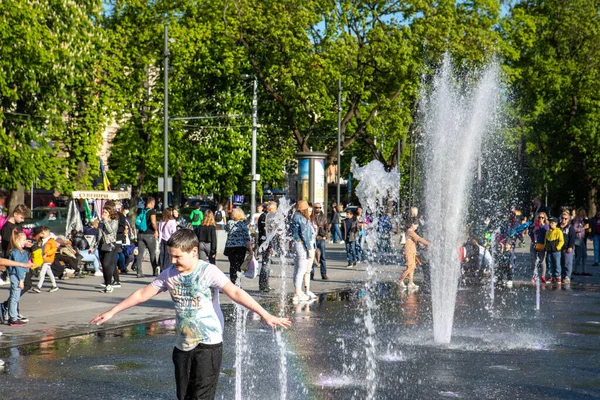 Lviv Ukrajna Május 2021 Gyerek Szórakozás Városban Szabadban Szökőkút Másolás — Stock Fotó