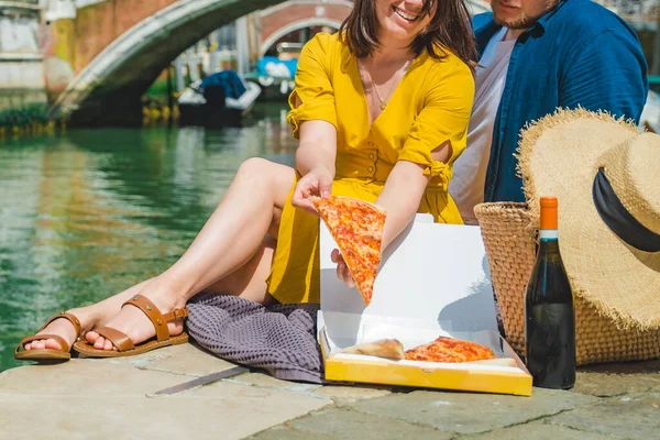 Venedik Kanalı Manzaralı Pizza Yiyen Çift — Stok fotoğraf