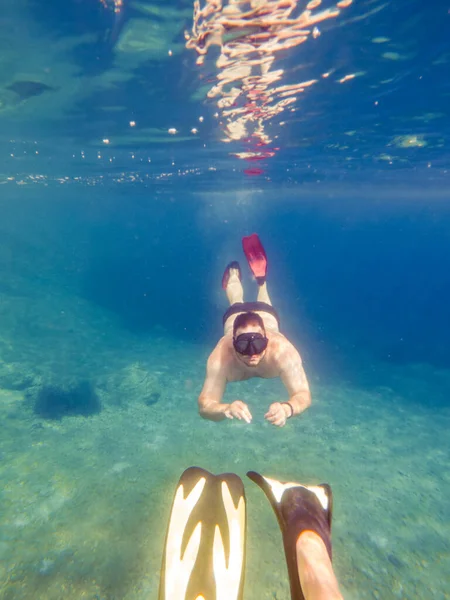 Paar Schwimmt Unter Wasser Mit Maske Und Schwimmflossen Sommerurlaub Meer — Stockfoto