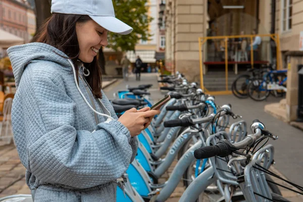 Γυναίκα Ενοικίαση Ποδηλάτων Πόλης Κινητό App Σύγχρονες Οικολογικές Μεταφορές — Φωτογραφία Αρχείου