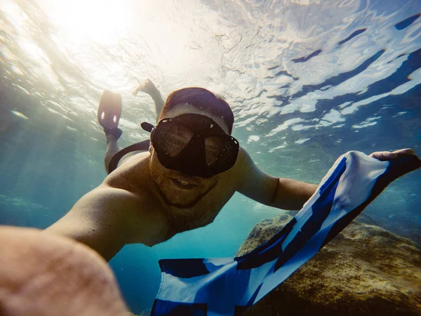 Человек Греческим Флагом Плавающий Водой Морской Отдых Сноркелинг — стоковое фото