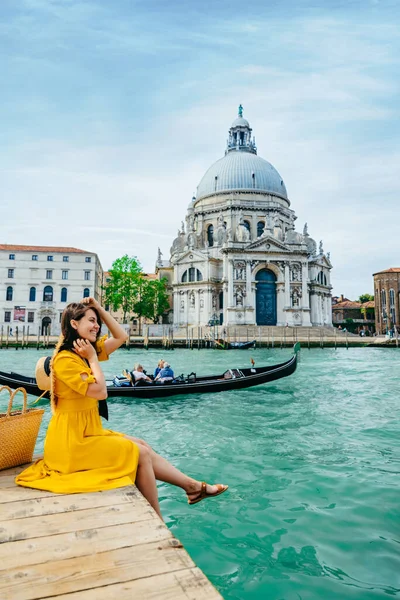Жінка Жовтому Сонцезахисному Кремі Сидить Пірсі Видом Великий Канал Венеція — стокове фото