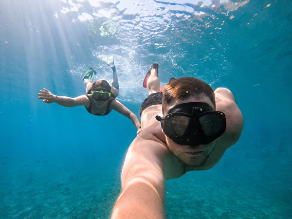 Casal Nadando Debaixo Água Máscara Mergulho Férias Verão — Fotografia de Stock