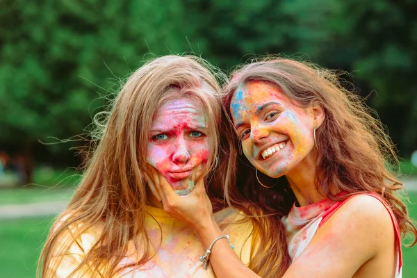 Två Kvinnliga Flickvänner Som Har Kul Holi Fest Porträtt — Stockfoto