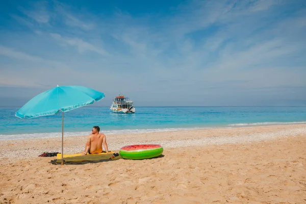 Mann Meer Strand Sonnig Tag Sonnenschirm Sonnenschirm Griechenland Urlaub Kleines — Stockfoto