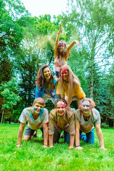 Jóvenes Amigos Felices Holi Fest Fiesta Tradicional India — Foto de Stock