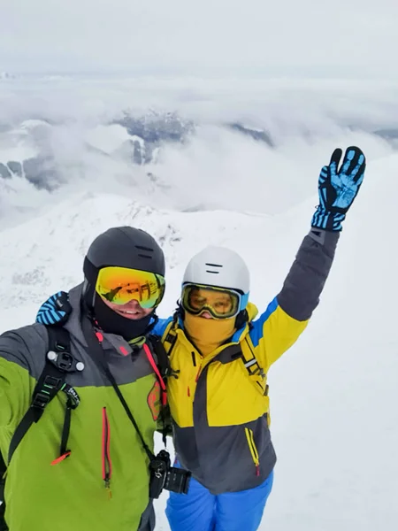Esquiador Casal Snowboarder Tirar Selfie Espaço Cópia Montanha Superior — Fotografia de Stock