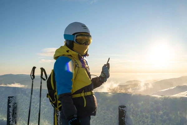 Kobieta Narciarz Robi Zdjęcie Zachodu Słońca Nad Górami Przez Telefon — Zdjęcie stockowe