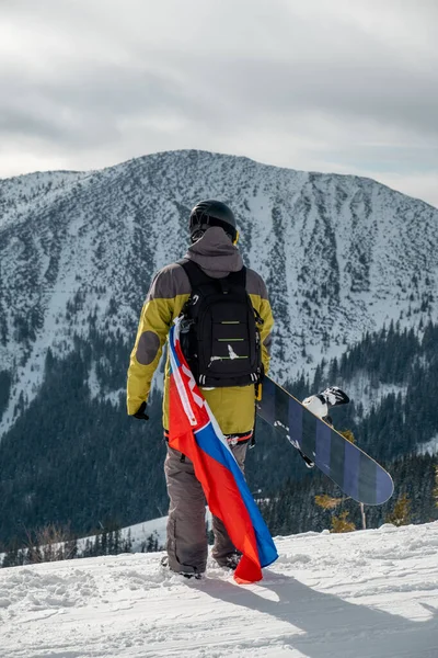 Człowiek Snowboardzista Słowacką Flagą Stoku Ośrodka Narciarskiego Piękny Krajobraz Gór — Zdjęcie stockowe