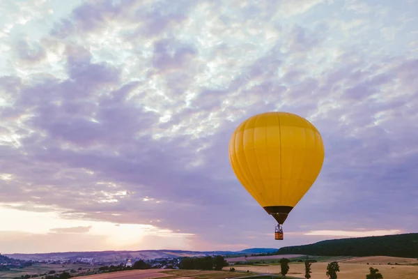 Luftballon Mit Korb Über Lavendelfeld Kopierraum — Stockfoto