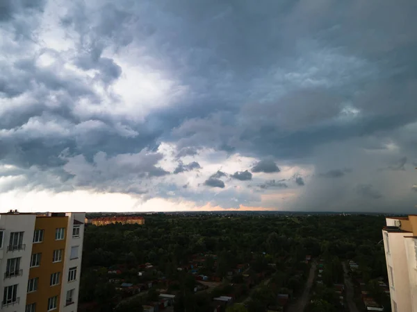 Nublado Nubes Tormentosas Sobre Espacio Copia Ciudad —  Fotos de Stock