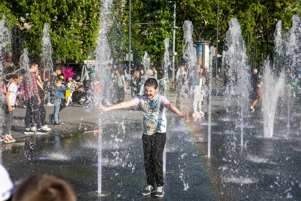 Lviv Ukrajna Május 2021 Gyerek Szórakozás Városban Szabadban Szökőkút Másolás — Stock Fotó