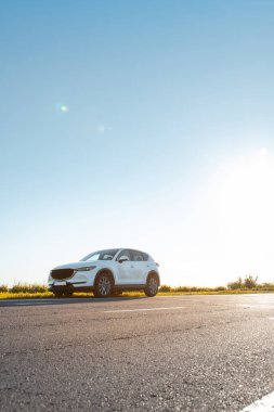 Gün batımında yol kenarında SUV vagonu kopyalama alanı