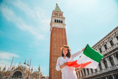 Venedik Meydanı Çan Kulesi 'nin ortasında İtalyan bayrağı taşıyan kadın yaz zamanı Campanile di San Marco