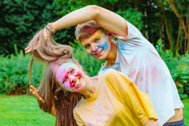 Genç ve güzel bir çift Holi festivalinde eğleniyor. Bahar Festivali