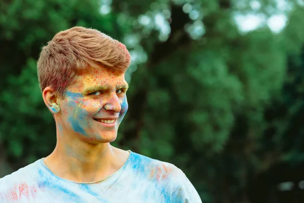 Портрет Молодого Счастливого Человека Грязь Холи Красок Индийский Фестиваль — стоковое фото