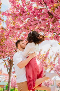 Sakura ağacının çiçek açtığı bahar mevsimi