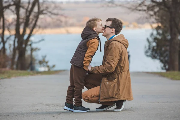 Padre Abrazando Pequeño Hijo Aire Libre Parque Temporada Otoño —  Fotos de Stock
