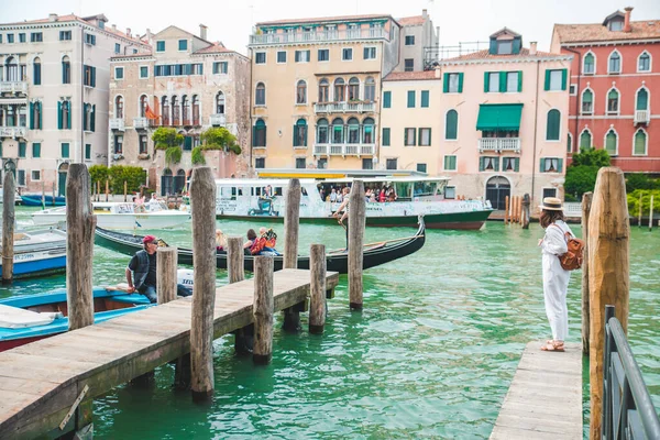 Венеція Італія Травня 2019 Жінка Ходьба Дерев Яний Причал Дивлячись — стокове фото