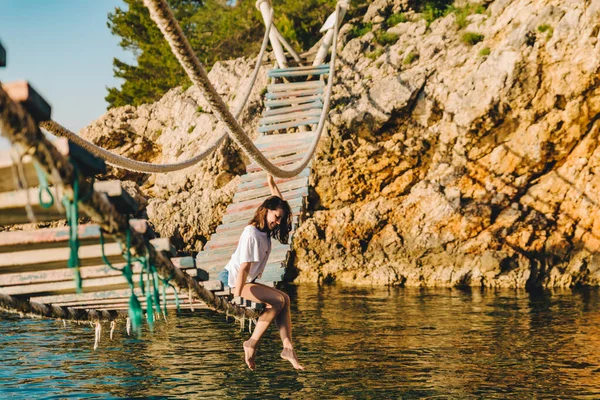 Genç Güzel Bir Kadın Deniz Kıyısındaki Köprüde Oturuyor Yaz Tatili — Stok fotoğraf