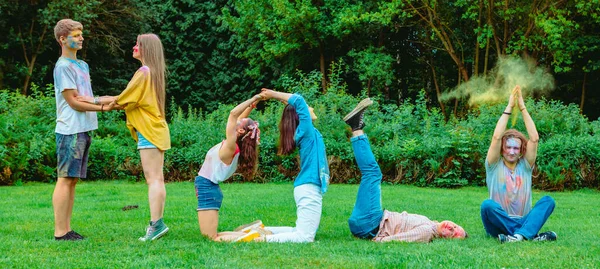 Friends Make Word Holi Outdoors Having Fun Indian Traditional Fest — стоковое фото